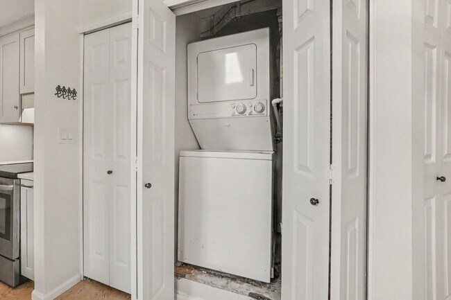 Building Photo - Bright Top-Floor 2 Bed, 2 Bath Condo with Loft & Vaulted Ceilings