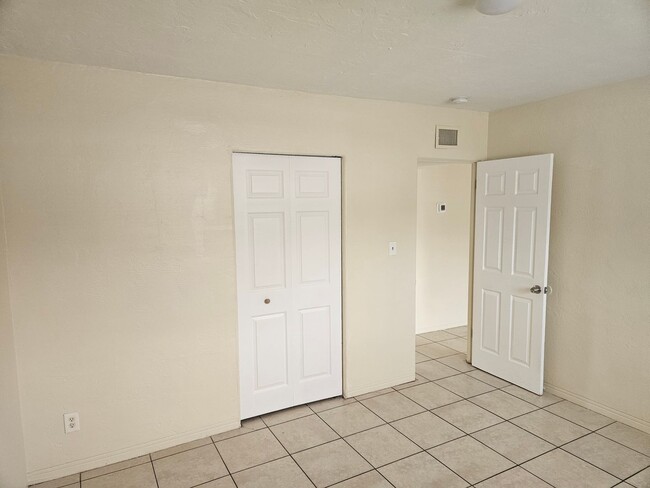 Building Photo - 2 Bedroom Unit in St Pete