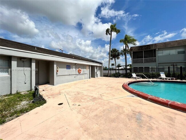 Building Photo - 7320 NW 85th Ct