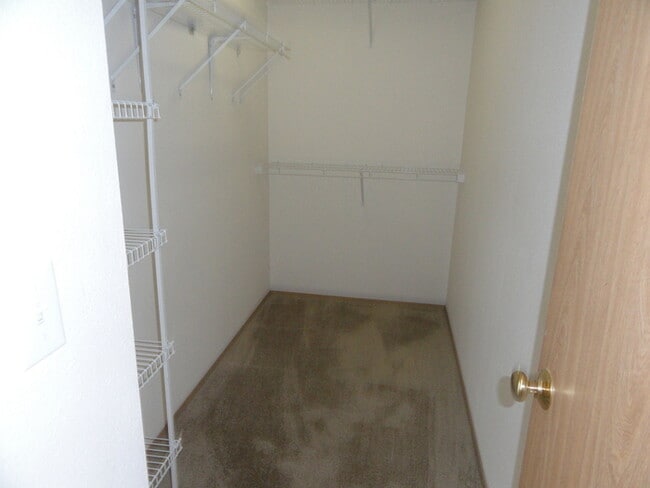 Building Photo - Gorgeous 4 bedroom 2 Story In the Gated Community of "Falcon Creek"!!