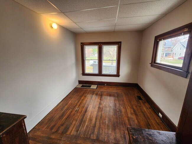 Building Photo - Charming 4-Bedroom Property in Prime Location (SECTION 8 VOUCHERS ACCEPTED)