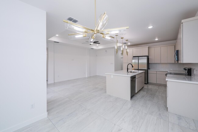 Building Photo - 604 Silvana Dr