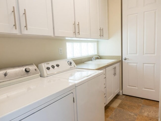 Building Photo - 11547 SW Rockingham Dr