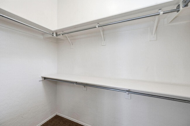 Building Photo - 906 E Sheffield Ave