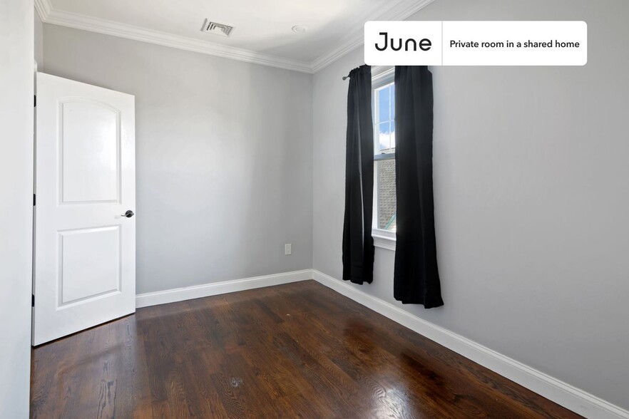 Building Photo - Private bedroom in 4 bed/1.5 bath Home