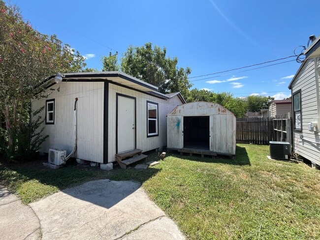 Building Photo - 3 BEDROOM 2 BATH WITH BACK APARTMENT