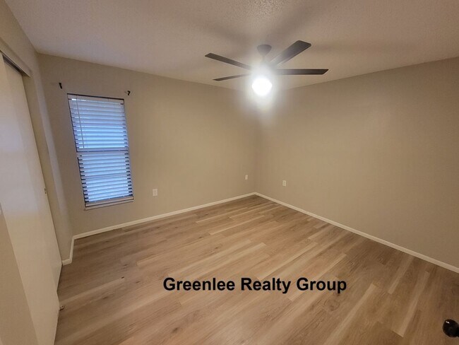 Building Photo - Don't miss this 2 Bed/ 1 Bath home in Holiday Lake Estates!