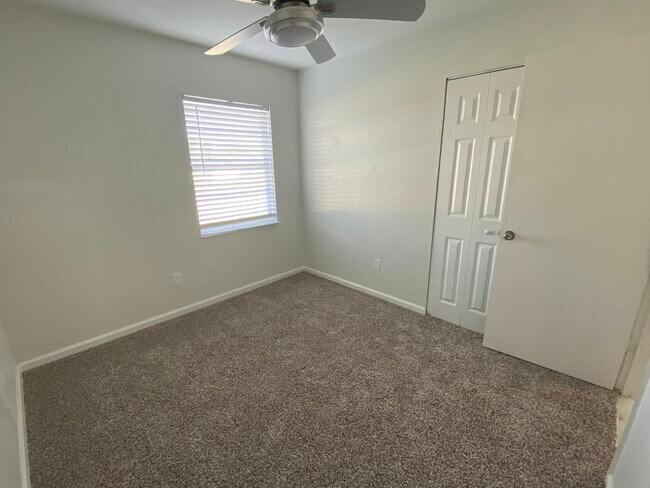 Building Photo - 1010 Alladin Dr