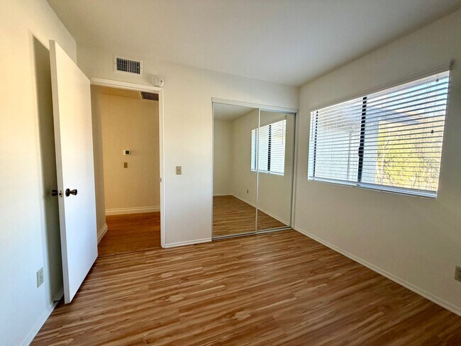 Building Photo - Light-filled, two-story 3-bedroom, 2.5-bath condo in the heart of Thousand Oaks!