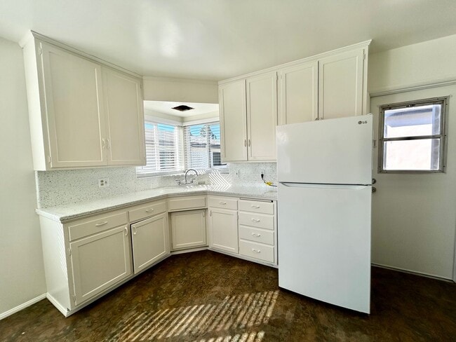 Building Photo - 2 Bed, 1 Bath in Central SD. Water/Trash/Parking Included