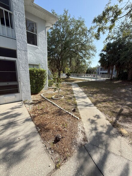 Building Photo - 853 SE Mayo Dr