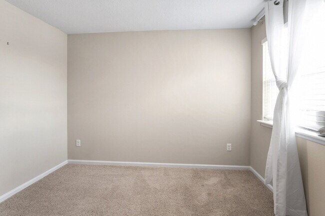 Building Photo - 3 Bedroom / 2.5 Bathroom Townhouse in the Meadows at Oakleaf