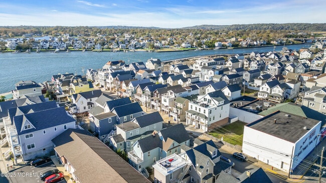 Building Photo - 6 Center St