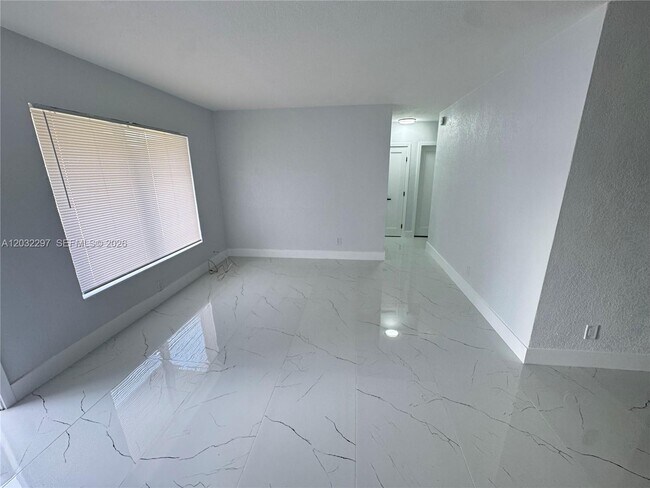 Building Photo - 1096 NE 157th Ter