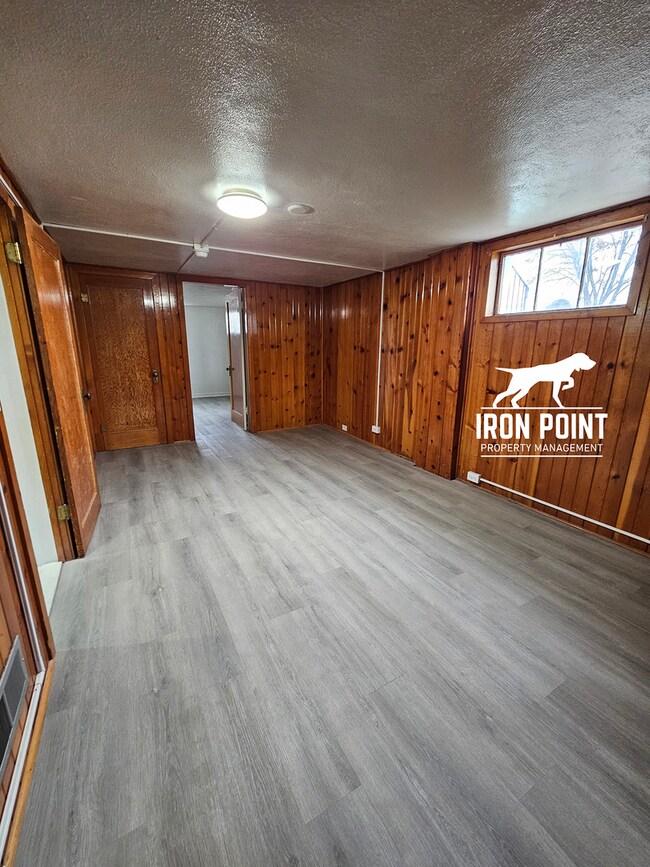 Building Photo - Renovated 3bed/2bath home w/gas fireplace, garage, near downtown Caldwell.