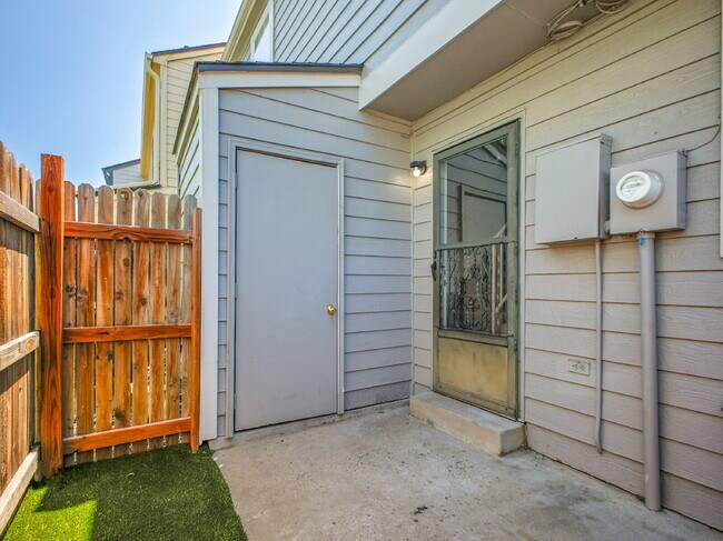 Building Photo - $1,795 // 2-Bed 1-Bath Charming Rowhome in...