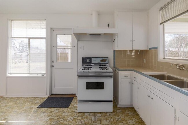 Building Photo - 1515 Corona Dr