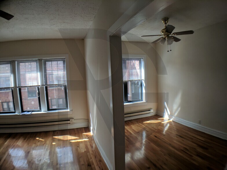 Building Photo - 630 W Cornelia Ave