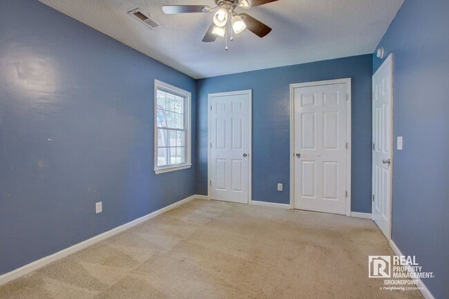 Building Photo - 443 Robin Dr