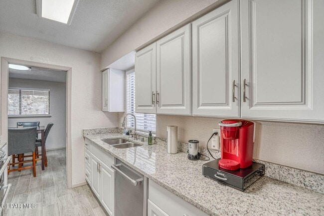 Building Photo - 311 Zenith Dr