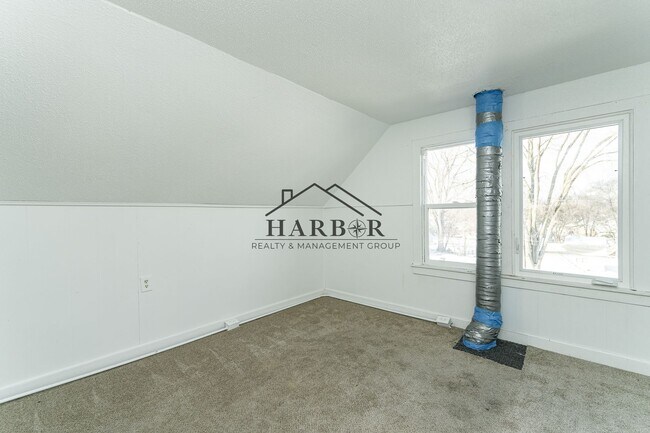 Building Photo - 917 N Broadway Ave