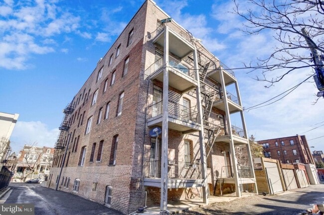 Building Photo - 1340 Fairmont St NW