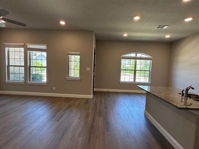 Building Photo - 6556 Iron Horse Blvd