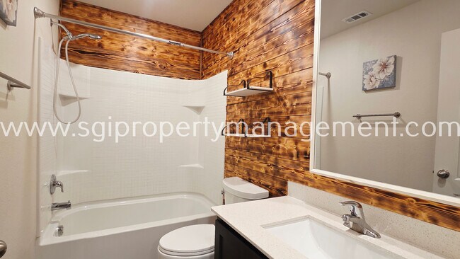 Building Photo - 942 Primrose Dr