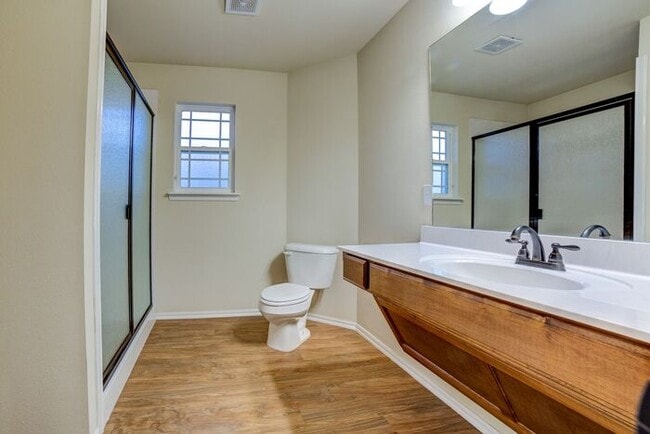 Building Photo - 3/2 Open And Bright Craftsman!