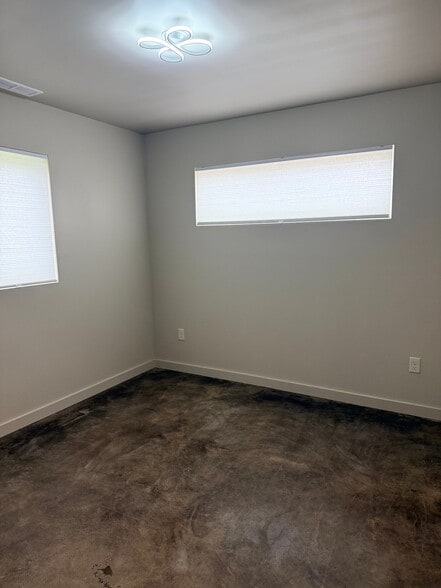 Building Photo - 1414 Silver Cir
