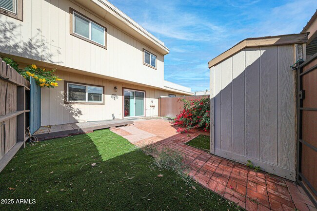 Building Photo - 1014 E Bendix Dr