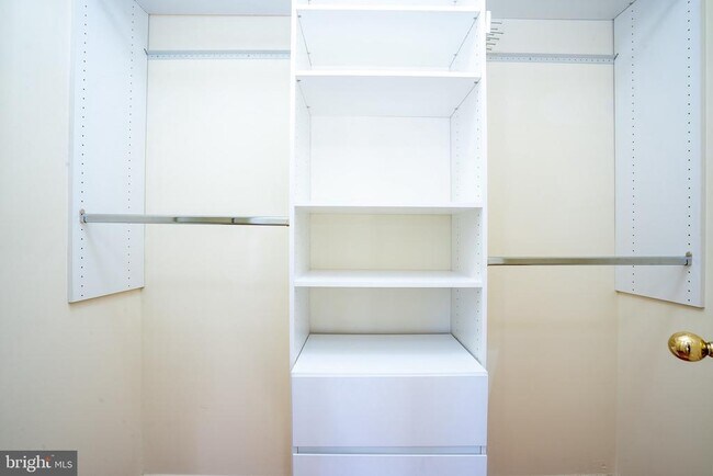 Building Photo - 128 S Barrow Pl
