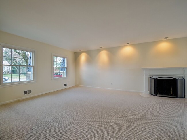 Building Photo - 2702 Navarre Dr
