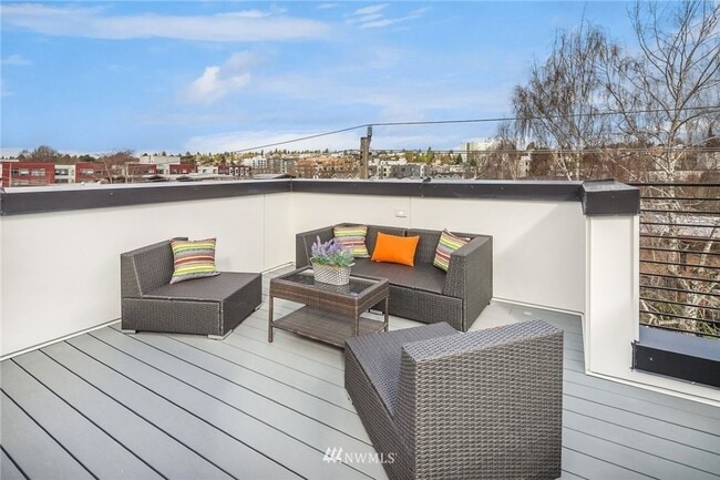 Building Photo - 2Bd/1.75Ba Seattle Townhouse