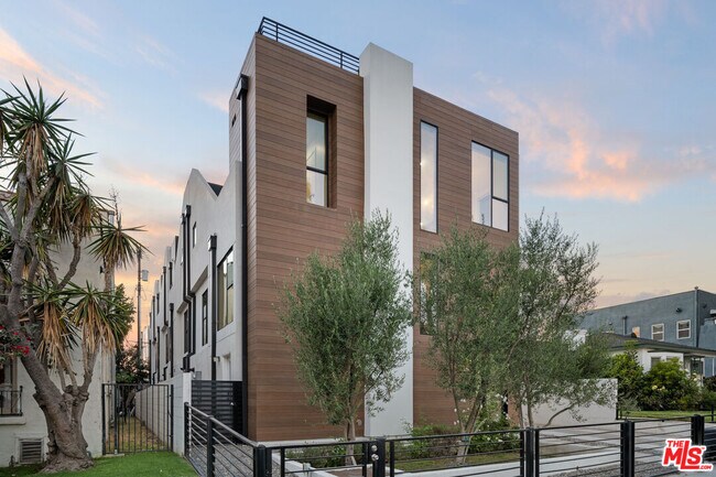 Building Photo - 807 N Detroit St