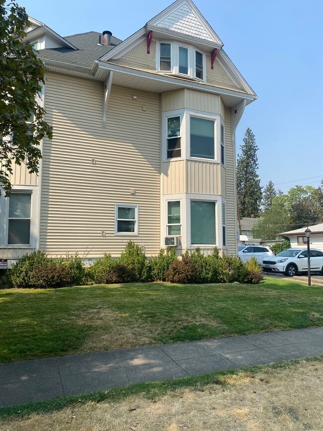 Building Photo - L986