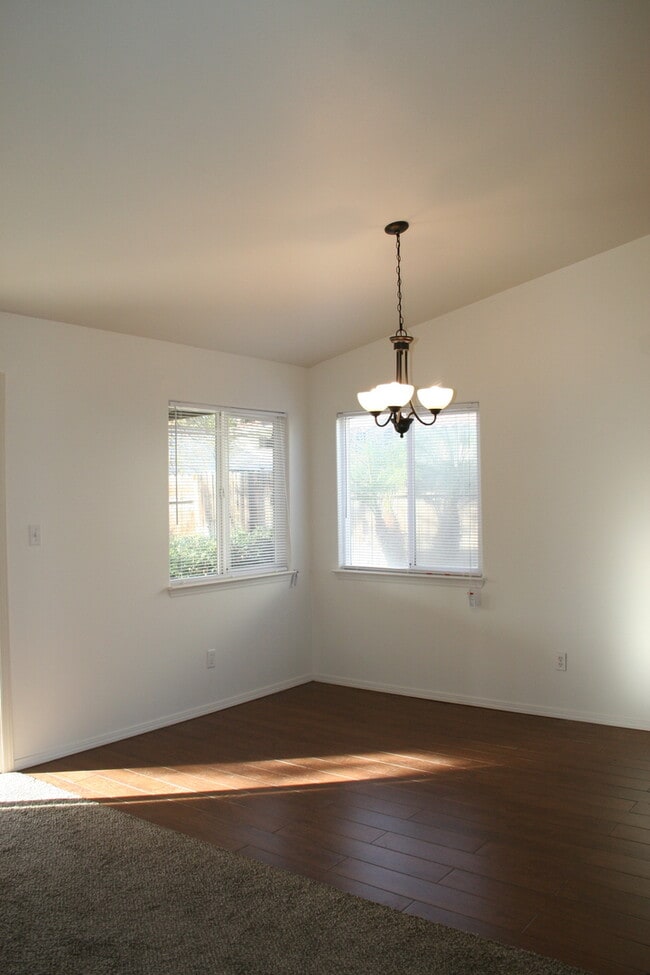 Building Photo - 703 Markham Way