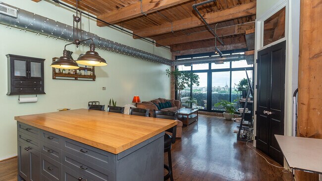 Building Photo - 1250 W Van Buren St