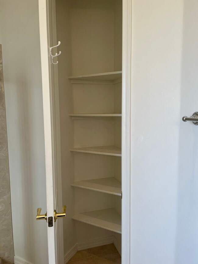 Building Photo - Elegant, spacious 3/2.5 home in gated LaPrivada