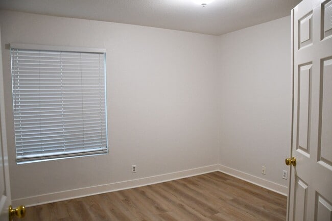 Building Photo - 1271 N Mosswood Dr