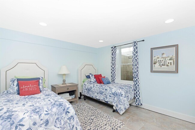 Building Photo - 2700 Sound Dr