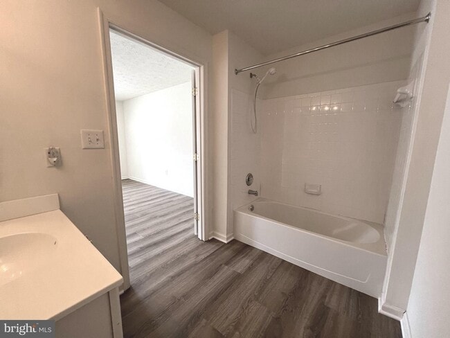 Building Photo - Gorgeous light filled 2 bedroom 2 bath con...