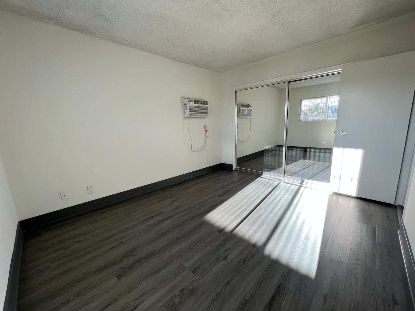 Building Photo - 3359 Mentone Ave