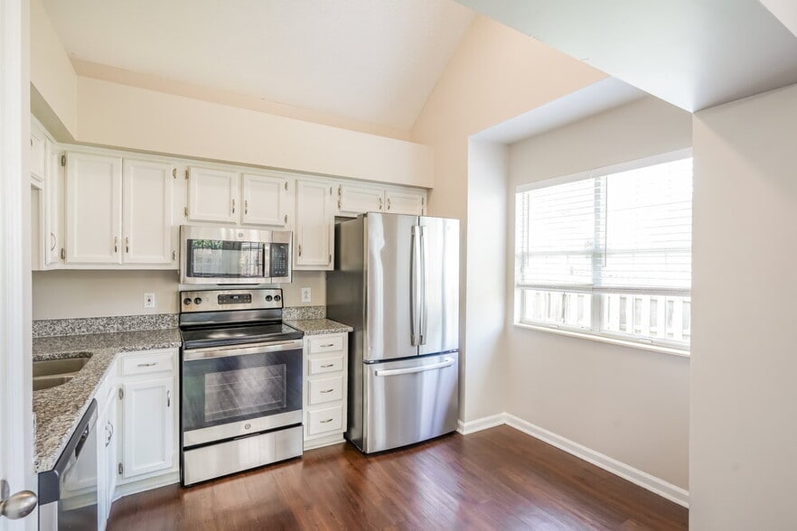 Building Photo - 909 Bexhill Ct S