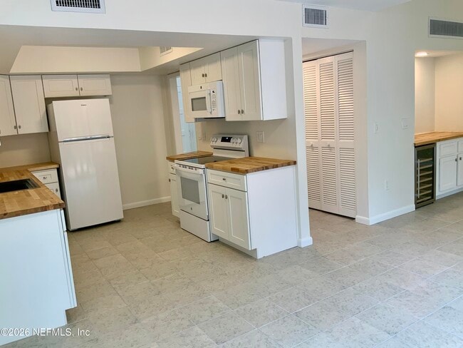 Building Photo - 9787 Sawgrass Dr E