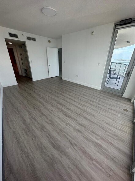 Building Photo - 1750 N Bayshore Dr