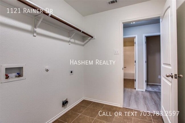 Building Photo - 1121 Rainer Dr