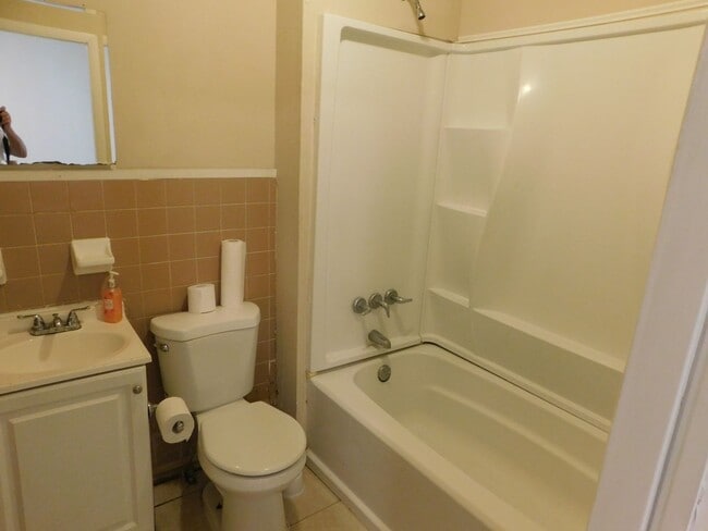 Building Photo - Three Bedroom 1 Bath on quiet street