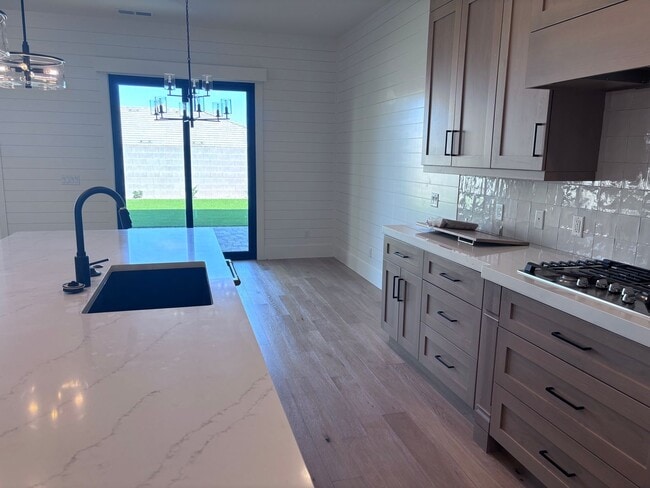 Building Photo - Brand New 6 Bed 4 bath home with built in ...