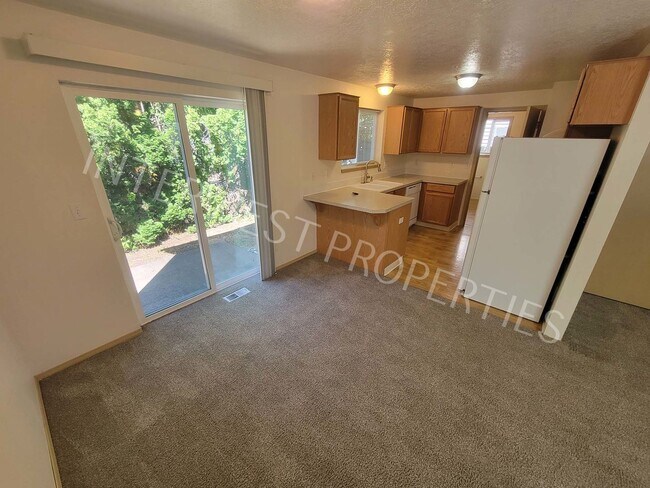 Building Photo - 1ST MONTH FREE- 4 Bedroom Home Near Brentw...